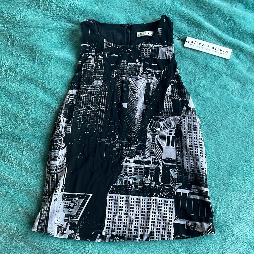 Alice + Olivia Pania Cropped Tank in Cityscape - Picture 2 of 4